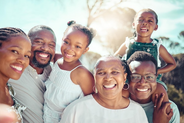 Selfie familiar y amor con personas que toman una fotografía con una sonrisa juntos afuera en verano Autorretrato de un grupo feliz de niños padres y abuelos posando para una foto al sol