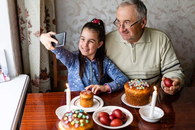 Selfie familiar con huevos de Pascua.