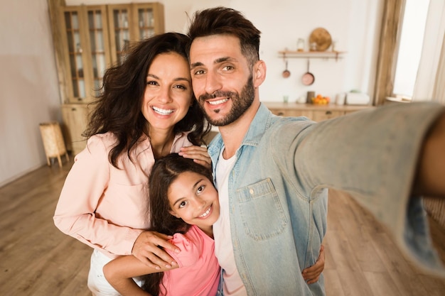 Foto selfie familiar, pai feliz, mãe e sua filha tirando fotos, pais e menina posando e