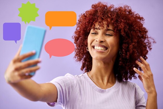 Foto selfie feliz e mulher em mídia social bolha de fala e comunicação em estúdio isolado em um fundo roxo fotografia de sorriso e foto de perfil de influenciador na internet para bate-papo de feedback