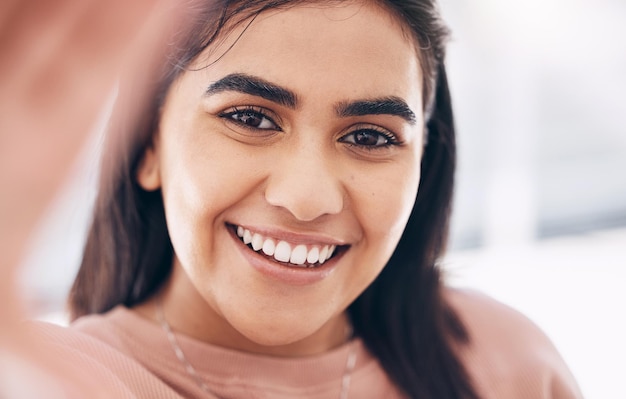 Foto selfie feliz e retrato de mulher com sorriso para uma mentalidade positiva, otimista e confiante felicidade, beleza e rosto animado de uma jovem de porto rico tirando fotos para a mídia social