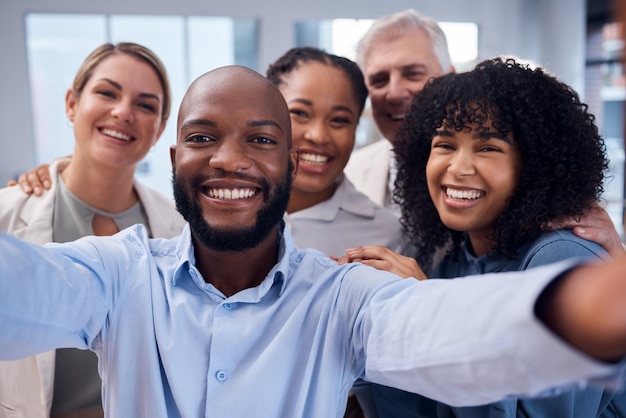 Selfie feliz e sorriso com empresários no escritório para apoio à comunidade e diversidade Sorria mídia corporativa e social com foto de grupo de funcionários para parceria de trabalho em equipe e amigos