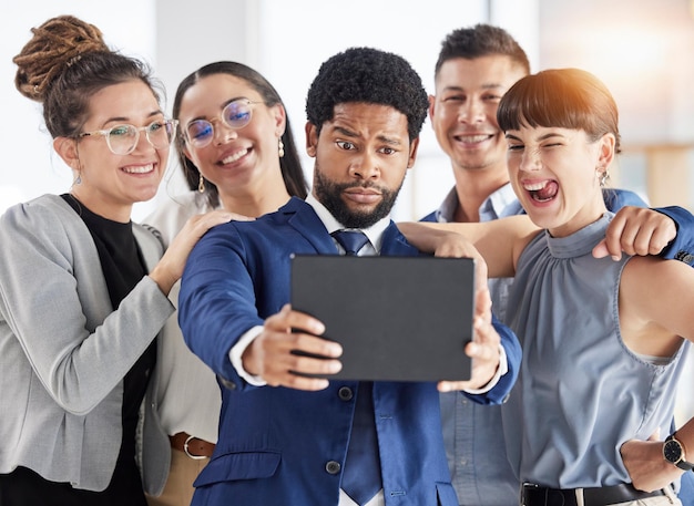 Foto selfie feliz y gente de negocios junto con una tableta para formar equipos y divertirse en grupo sonrisa divertida y un hombre negro tomando una foto con empleados o amigos en tecnología para un recuerdo de la oficina