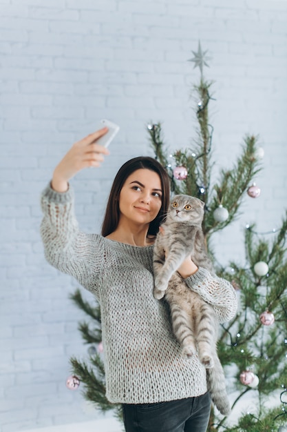 Selfie en un fondo de árbol de Navidad.