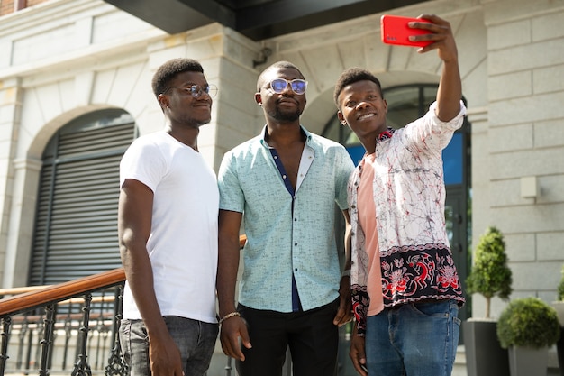 selfie foto de tres amigos africanos