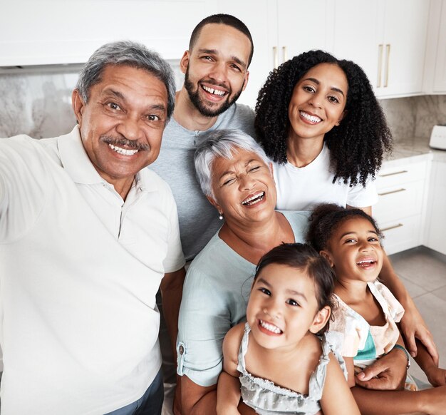 Foto selfie grande família e retrato na cozinha de casa se unindo e se divertindo amor apoio ou feliz pai mãe e avós com meninas ou crianças rindo e tirando fotos para a mídia social