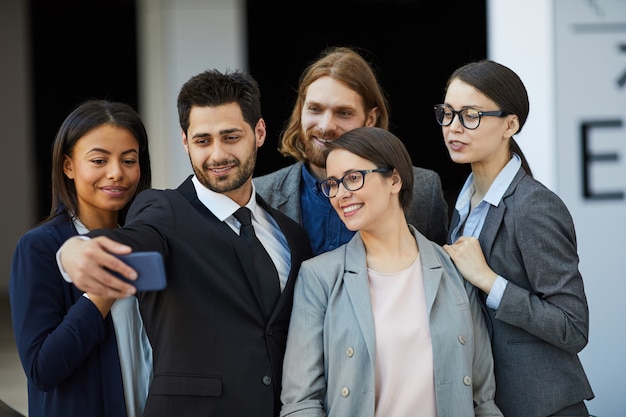 Foto selfie grupal del equipo de negocios