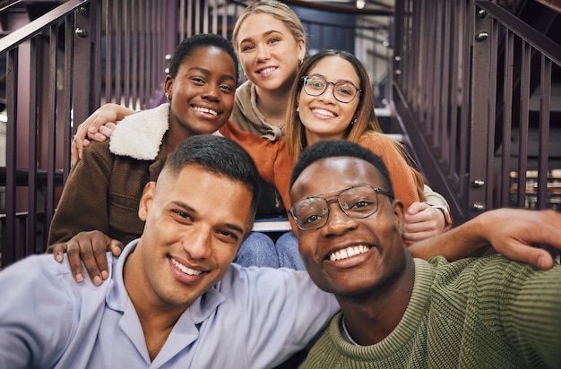 Foto selfie grupal de estudiantes universitarios y escaleras con una sonrisa juntos amigos y felices por los objetivos de éxito o educación diversidad de estudiantes y retrato para aprender motivación y felicidad en la universidad