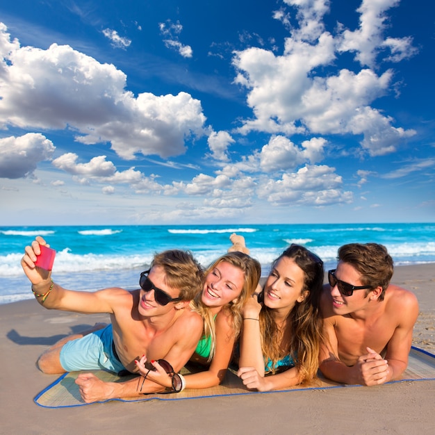 Selfie grupo de amigos do turista em uma praia tropical