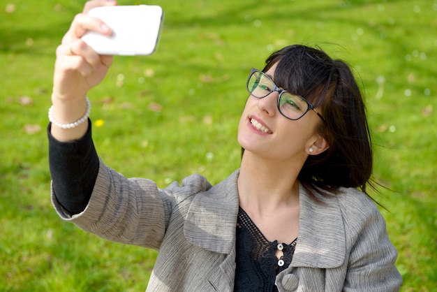 Selfie, hermosa chica tomada fotos de ella