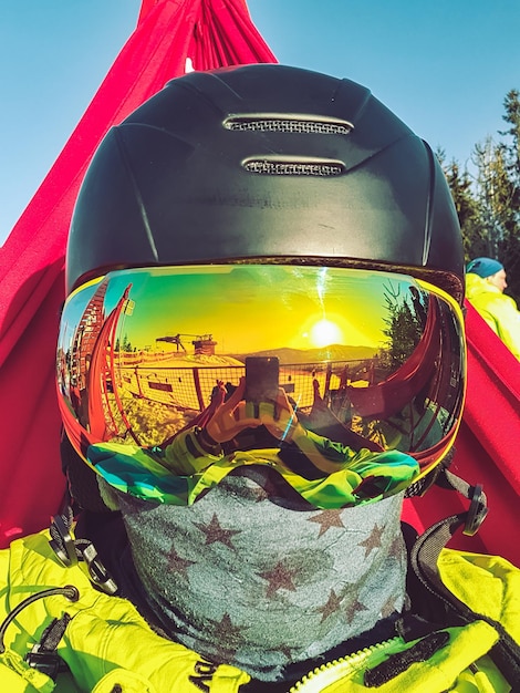 Selfie del hombre snowboarder blue sky