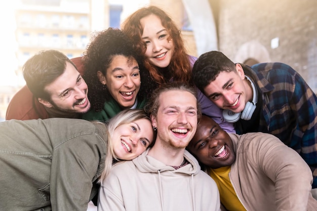 Selfie de jóvenes adolescentes sonrientes divirtiéndose juntos afuera