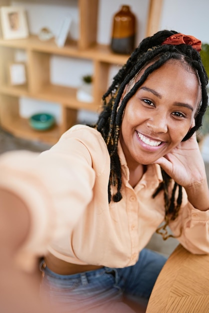 Selfie-Lächeln und Porträt einer schwarzen Frau als Social-Media-Influencer in einem Haus Fröhlich süß und Gesicht eines Studenten mit einer Foto-Pose für Glücksvertrauen und Empowerment am Morgen