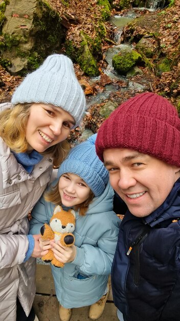 Selfie Mama Papa und Tochter beim Spaziergang durch den Bergwald