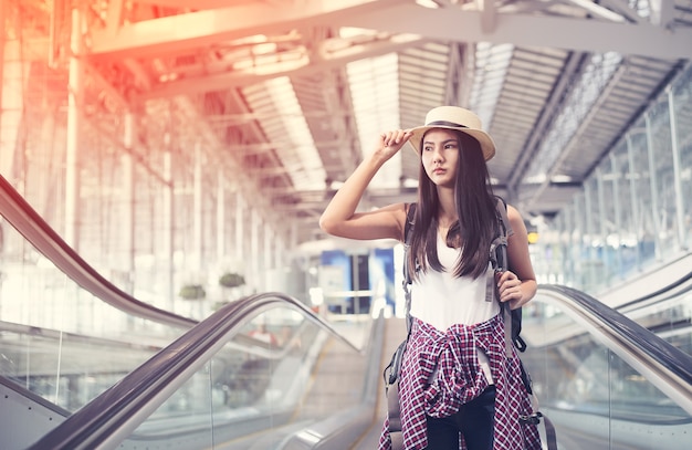 Selfie de mujer joven en el aeropuerto internacional,