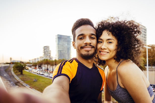 Selfie de mujer latina y deportista durante un descanso