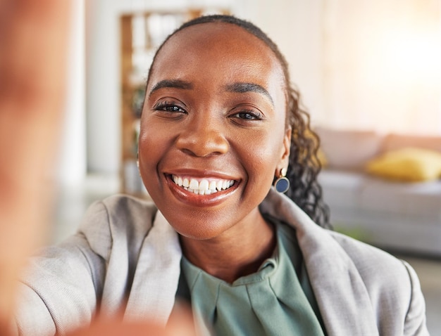 Selfie de mujer negra y foto de perfil con una sonrisa autorretrato feliz o recuerdo en la carrera corporativa Cara de mujer de negocios y empresaria con éxito orgullo y felicidad en la oficina de inicio