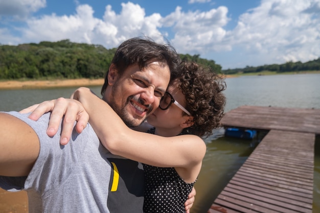 Selfie de una pareja abrazándose en la naturaleza.