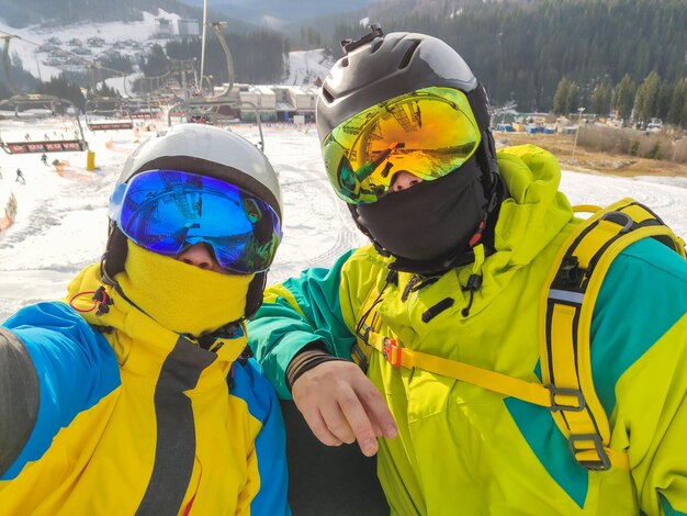 Selfie de pareja en estación de esquí
