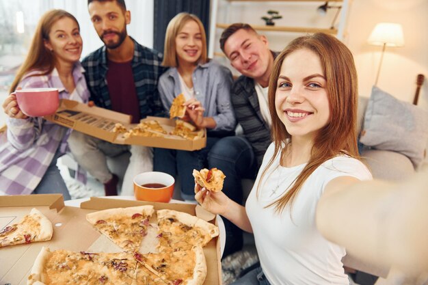 Selfie photo Grupo de amigos hacen fiesta juntos en el interior