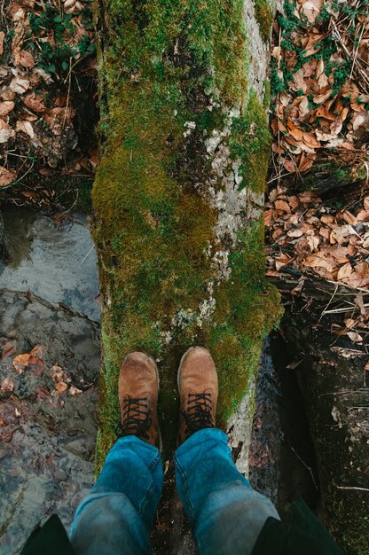 Selfie de pies con botas en el bosque de otoño o primavera Travel and Adventure