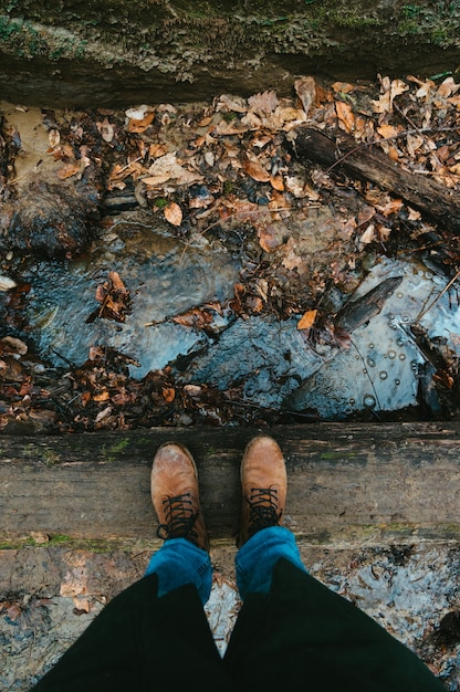 Selfie de pies con botas en el bosque de otoño o primavera Travel and Adventure