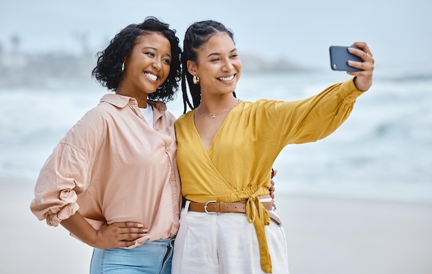 Selfie en la playa o amigos de vacaciones en vacaciones de verano con una sonrisa feliz mientras se unen en Miami Florida Libertad de viaje y mujeres abrazándose para una foto de perfil o una publicación en las redes sociales en Miami