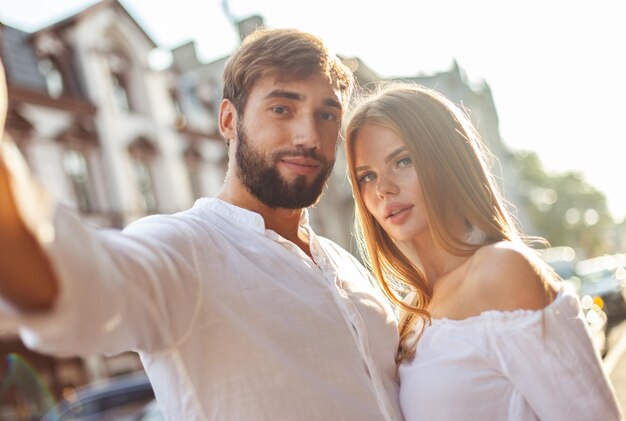 Selfie retrato de jovem casal bonito na cidade