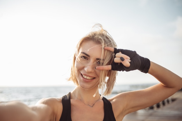 Selfie retrato de una joven mujer alegre fitness