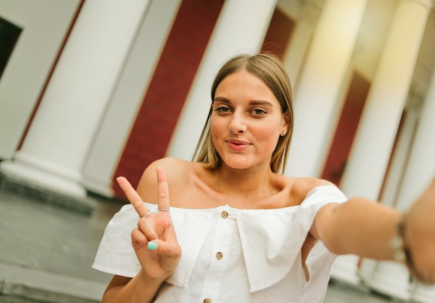 Selfie retrato de una mujer carismática alegre