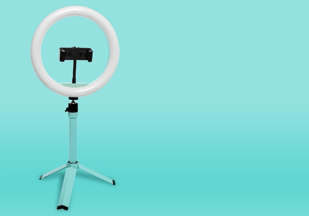 Selfie-Ringlampe mit Stativ auf blauem Hintergrund