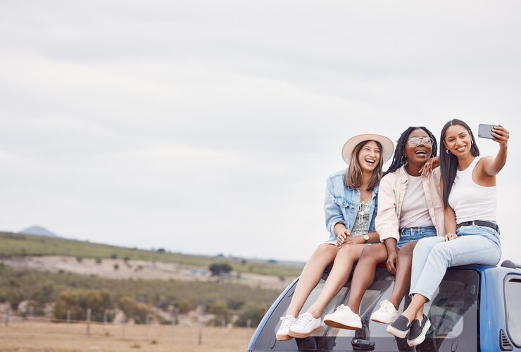 Foto selfie road trip e mulheres amigas no teto do carro na maquete do céu para viagens e férias em grupo de mídia social