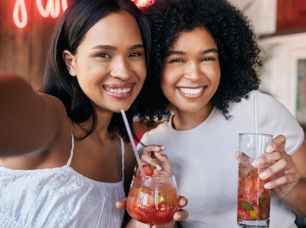 Selfie schwarze Frauen und Cocktails bei der Kneipenfeier und genießen Sie die Happy Hour zusammen Junge afroamerikanische Mädchen und trinken für Eventbindung und Glück bei Party und Freunden entspannen