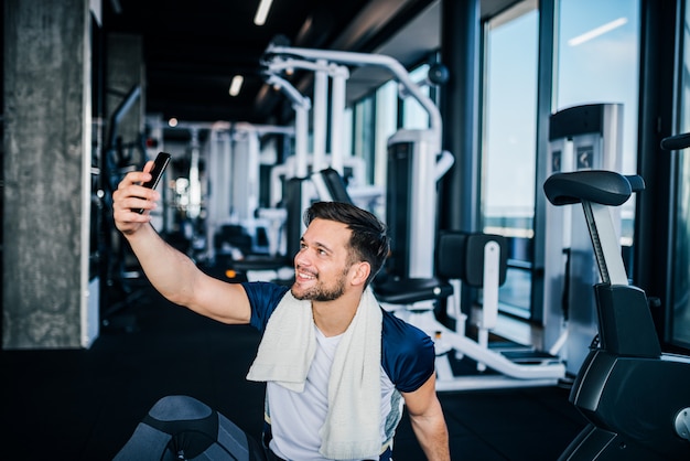 Selfie sorridente no ginásio.