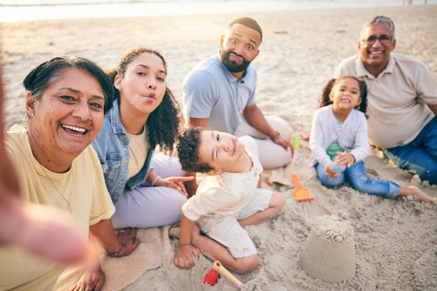 Selfie-Strandsand- und Familienporträt mit Kindern und Großeltern für Urlaub in Mexiko, Urlaub und Spiele, Spielschloss und glückliche Großmutter, Fotografie von Mutter, Vater und Kindern im Freien am Meer