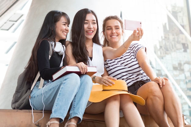 Selfie time. Grupo de amigos que prefieren divertirse y hacer una selfie en la ciudad al aire libre.