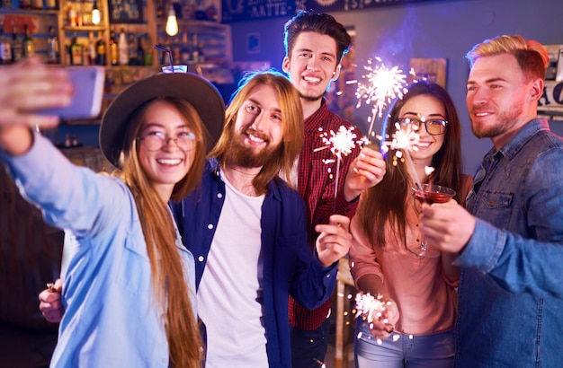 Selfie Time Young Grupo de amigos de fiesta en una discoteca y brindando bebidas Felices los jóvenes