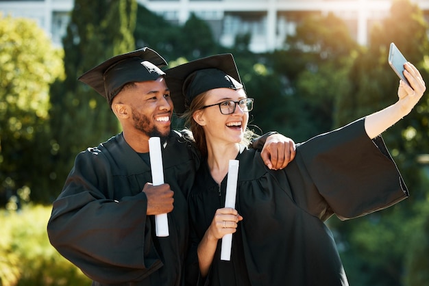 Selfie universidade e amigos com alunos de graduação posando para uma fotografia no campus com certificado ou diploma Graduado em educação e bolsa de estudos com um homem e uma amiga tirando uma foto