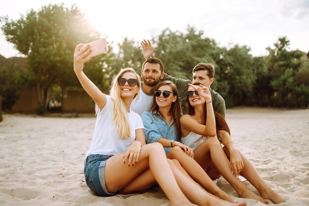 Selfie-Zeit Junge Freunde genießen gemeinsam ein Sommerfest am Strand Freundschafts- und Lifestyle-Konzepte