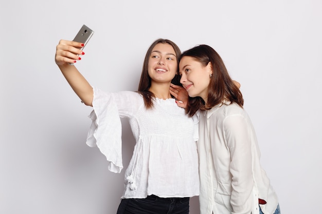Selfie-Zeit, junge funky Bloggerin macht ein Foto für ihre Social-Network-Seite