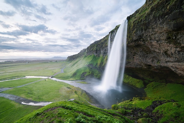 Seljalandsfoss bela cachoeira na Islândia