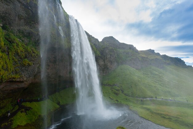 Seljalandsfoss cai em vista da temporada de verão, Islândia