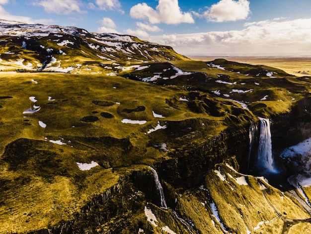 Seljalandsfoss se encuentra en la región sur de Islandia Los visitantes pueden caminar detrás de la cascada de Seljalandsfoss con una gran puesta de sol en un popular destino turístico Parte del círculo dorado