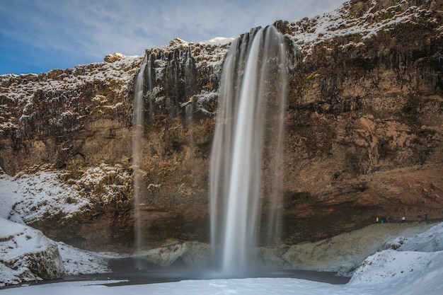 Seljalandsfoss ist eines der Kronjuwelen der isländischen Wasserfälle