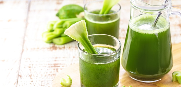 Sellerie-Smoothie, grüner Saft, natürliches Gemüse.