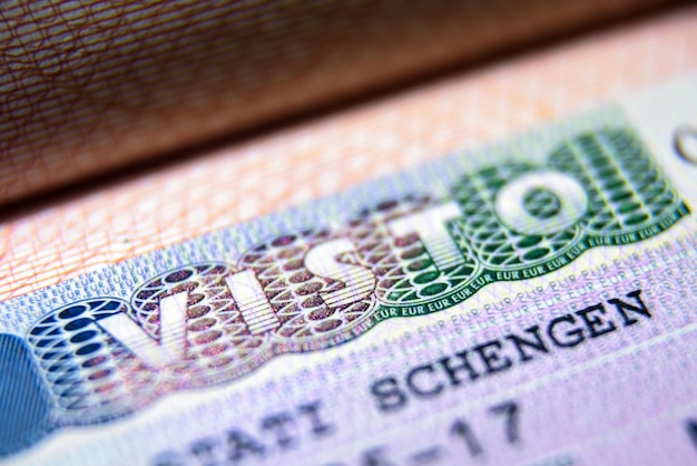Sello de visa en el cierre del pasaporte Visa de visitante italiano en el control fronterizo Vista macro de la visa Schengen para turismo y viajes en la UE