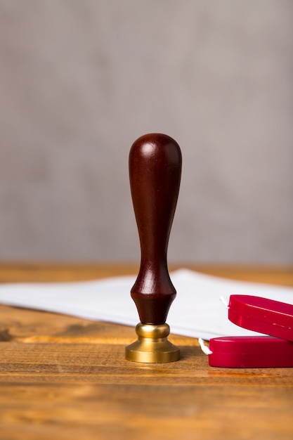 Foto selo de close-up com cera vermelha na mesa de madeira