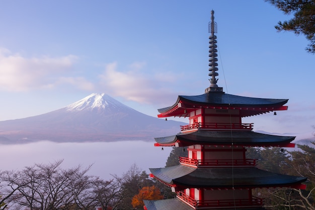 Seltene Szene der Chureito-Pagode und des Fuji mit Morgennebel, Japan im Herbst