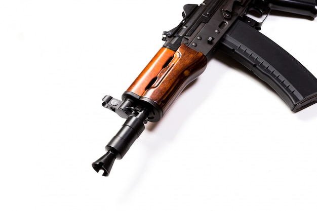 Seltenes erstes Modell AK - 47 Sturmgewehr lokalisiert auf Weiß