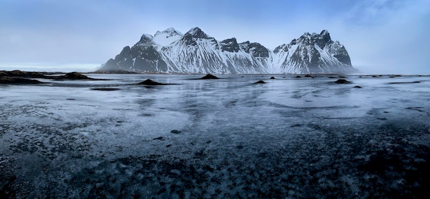 Seltsame Eis- und Sandmuster über den Sanddünen am Strand von Stoksnes, Vestrahorn, Island